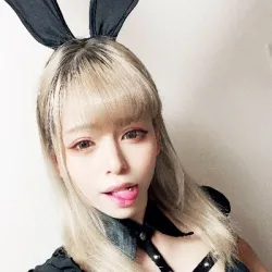 にま
