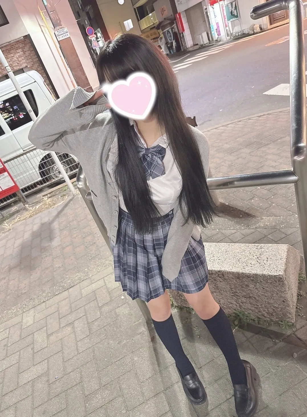 えみな『体験SSS級！端整な顔つきに小悪魔感宿る魔性の美少女』