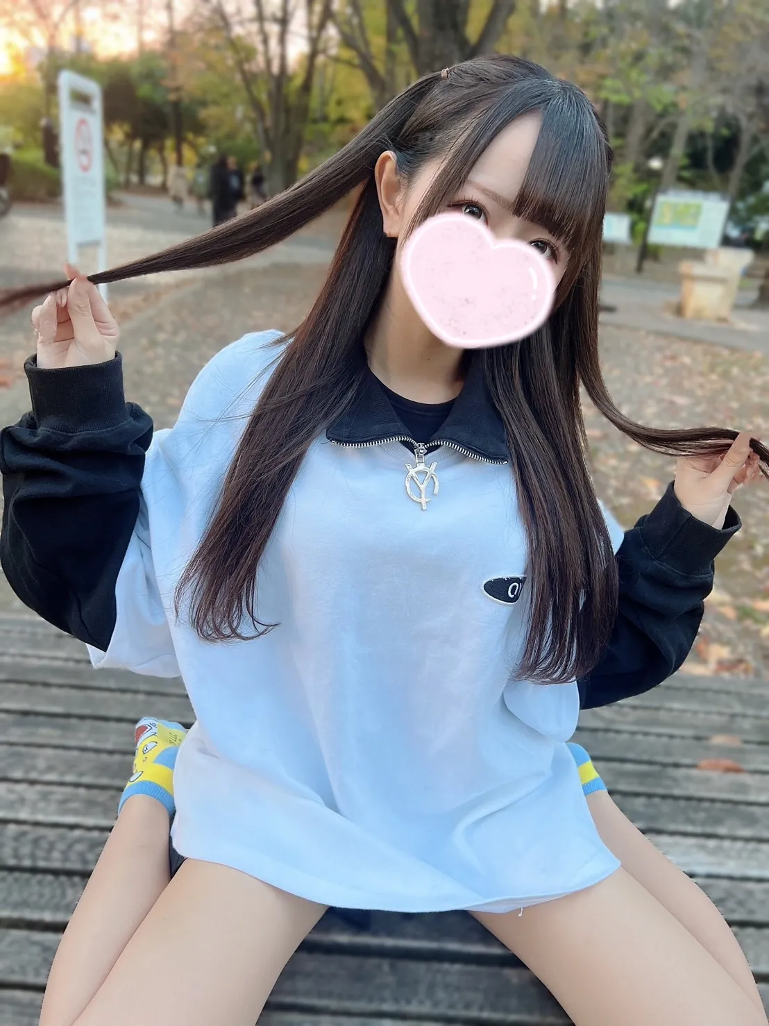 よる『完全合法ロリの激華奢美少女』