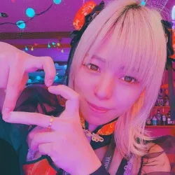 にま