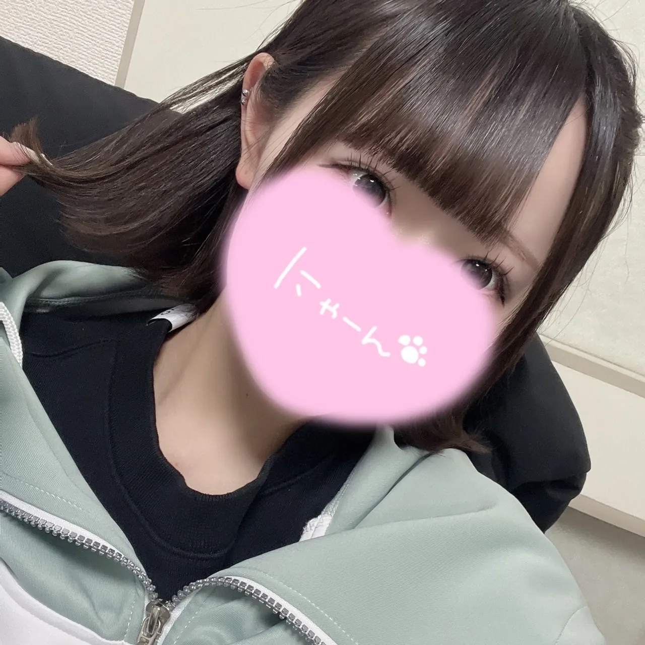 よる『完全合法ロリの激華奢美少女』