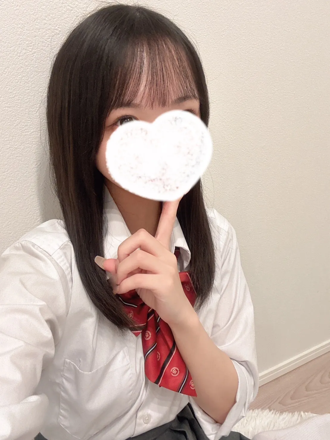 ななか『透明感MAX美少女はあどけない少女』